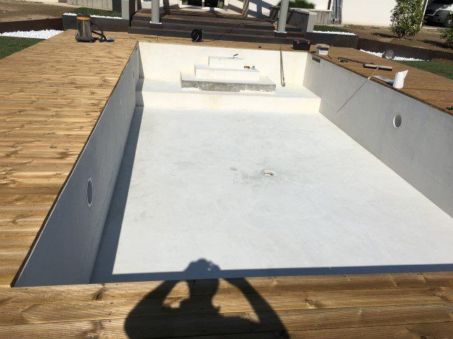 Piscina interrata con pareti in cemento