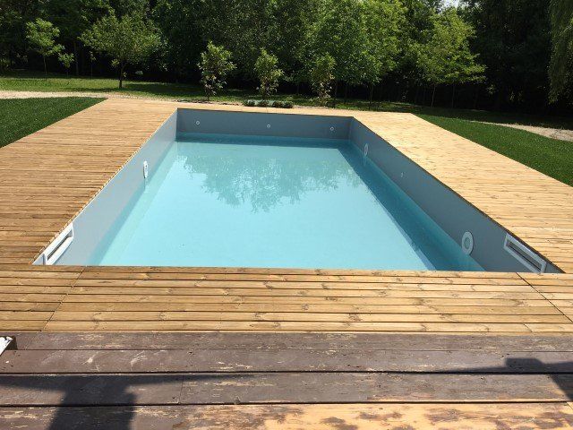 Piscina interrata con camminamento in legno