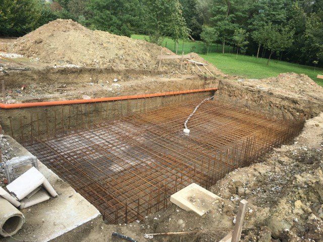 Predisposizione della base in ferro di una piscina interrata