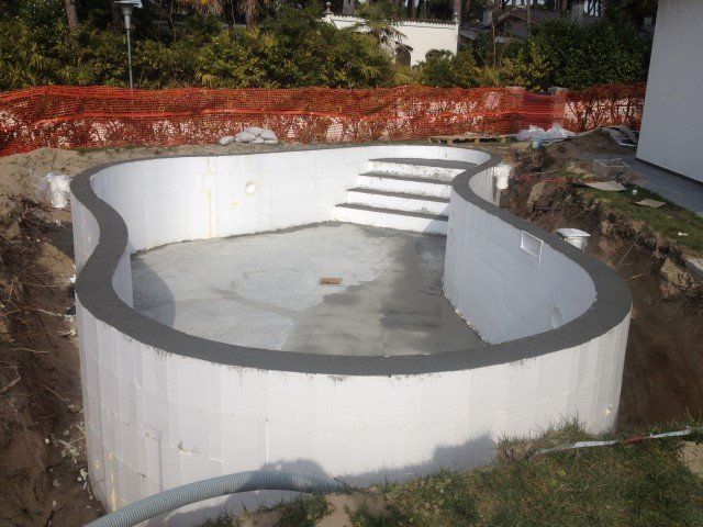 Piscina interrata costruita con il cemento