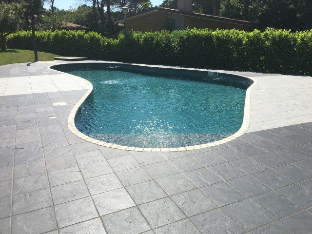 Piscina interrata con camminamento con piastrelle