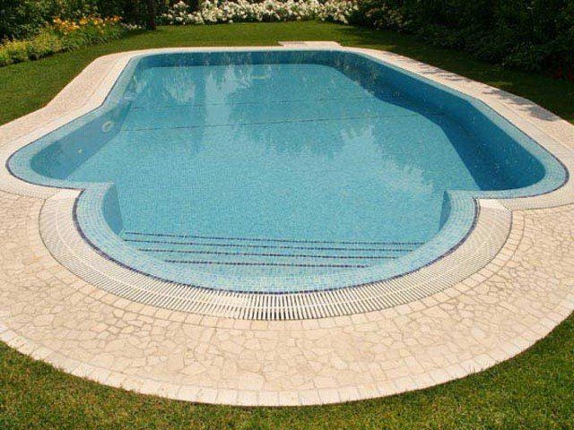 Piscina rettangolare con bordo sfioratore con gradini