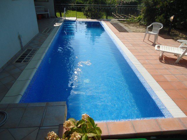 Piscina rettangolare con bordo sfioratore realizzata su misura