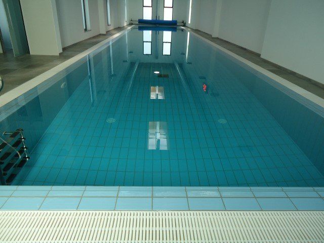 Piscina coperta con bordo sfioratore