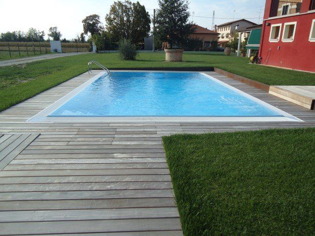 Piscina rettangolare con bordo sfioratore