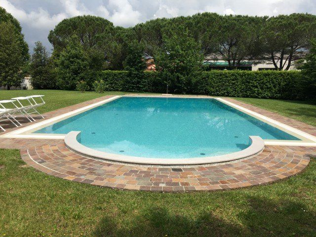 Piscina con bordo sfioratore