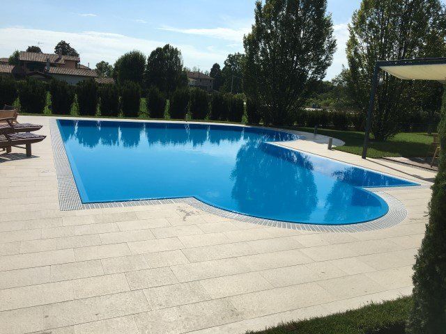 Realizzazione di piscine interrate con bordo sfioratore