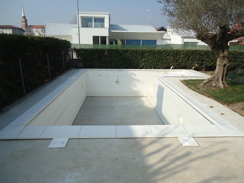 piscina in calcestruzzo per villa privata