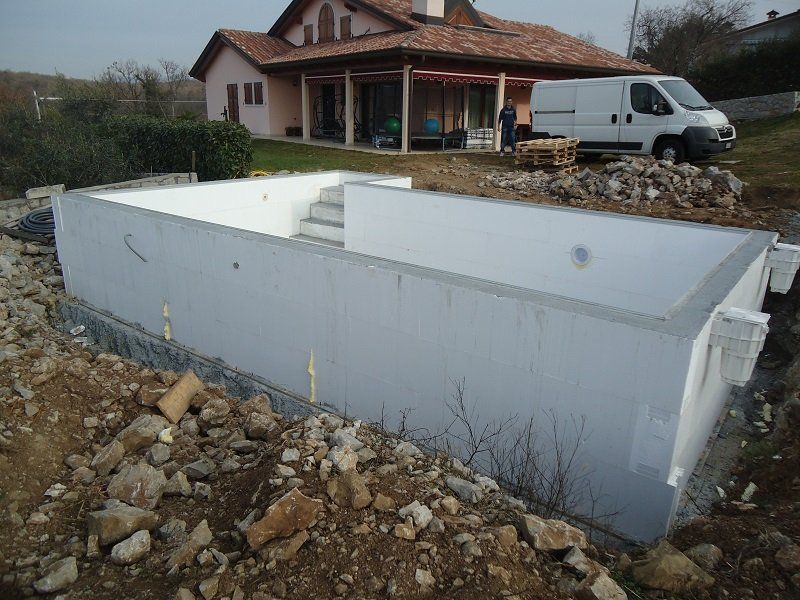 villa con piscina in costruzione