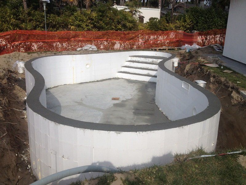 piscina e scalinata in calcestruzzo