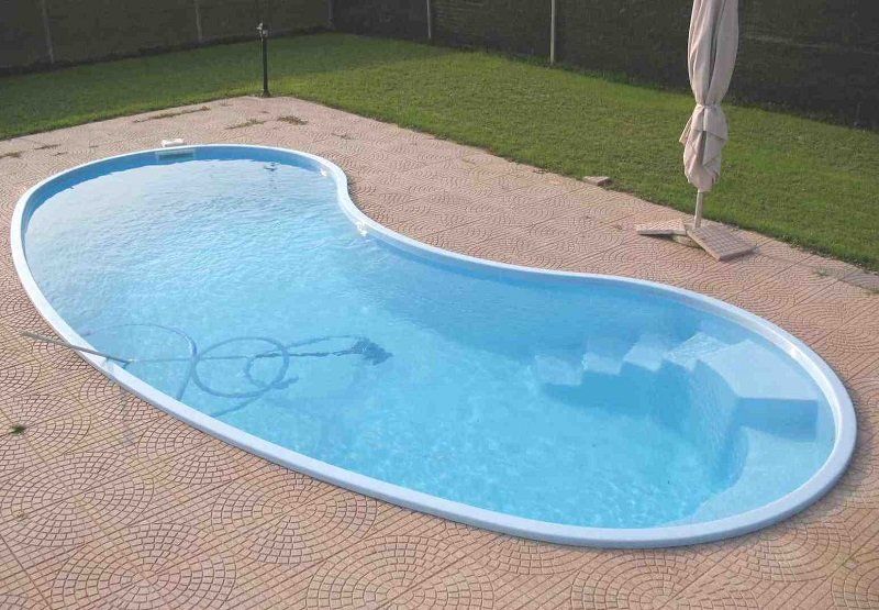 piscina in vetroresina in giardino