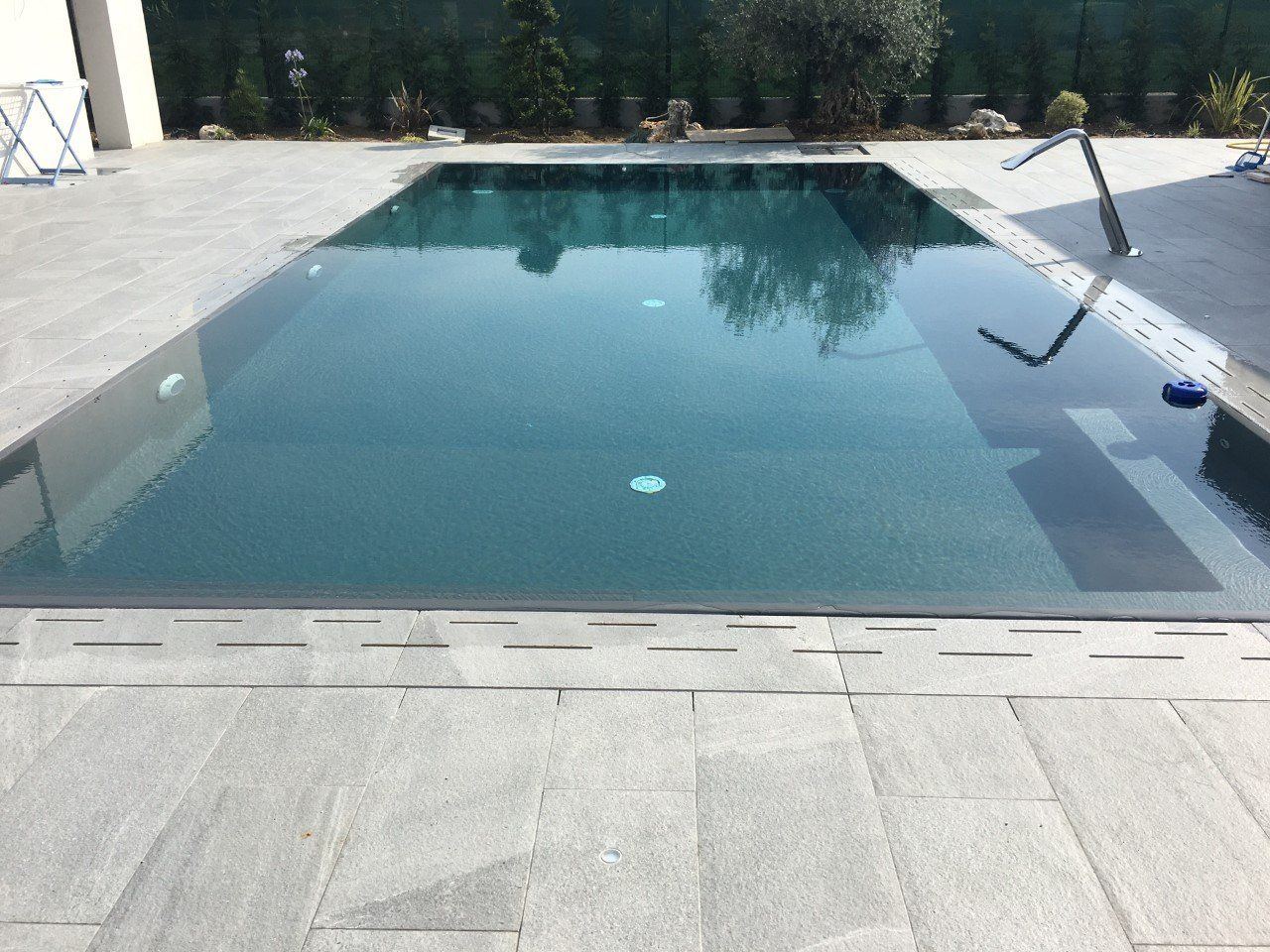 Piscina con bordo sfioratore