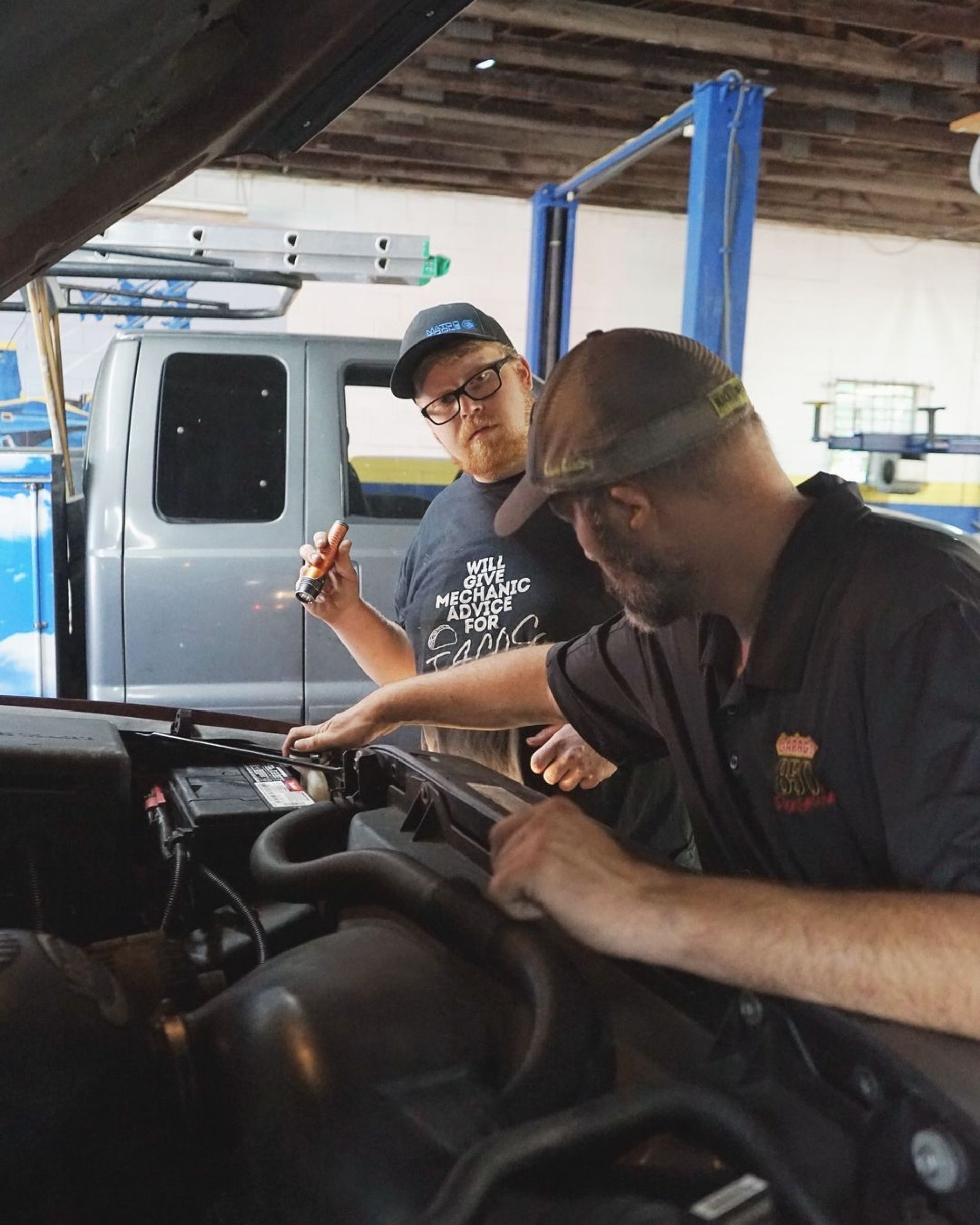 Mechanic working in shop | Garage 850
