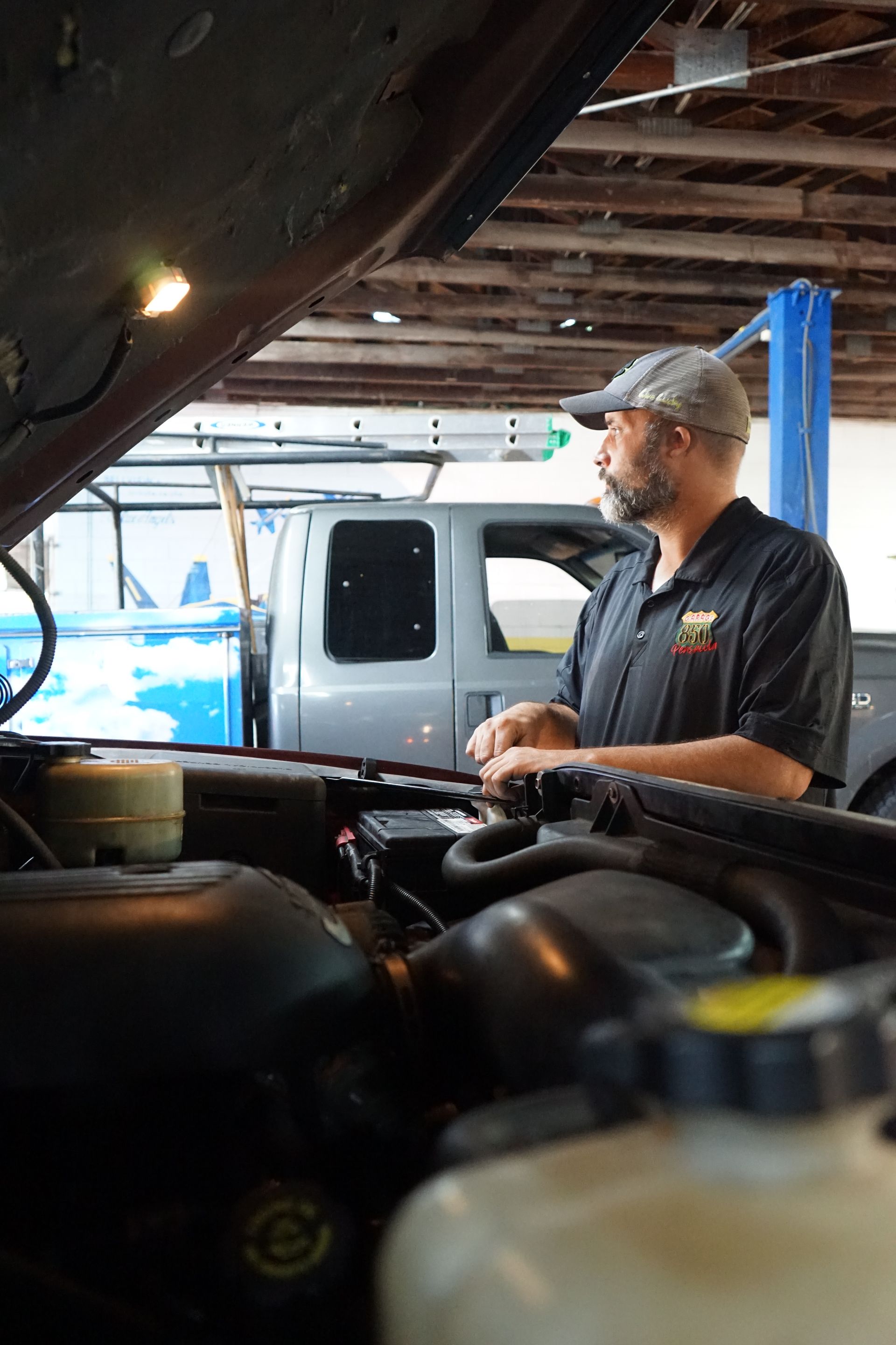 Mechanic in auto shop | Garage 850