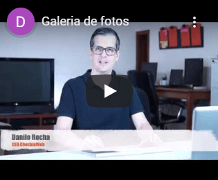A video of a man sitting at a desk with galeria de fotos written above him