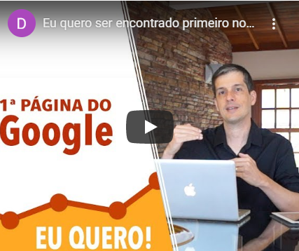 A man sitting in front of a laptop with the words eu quero on the screen
