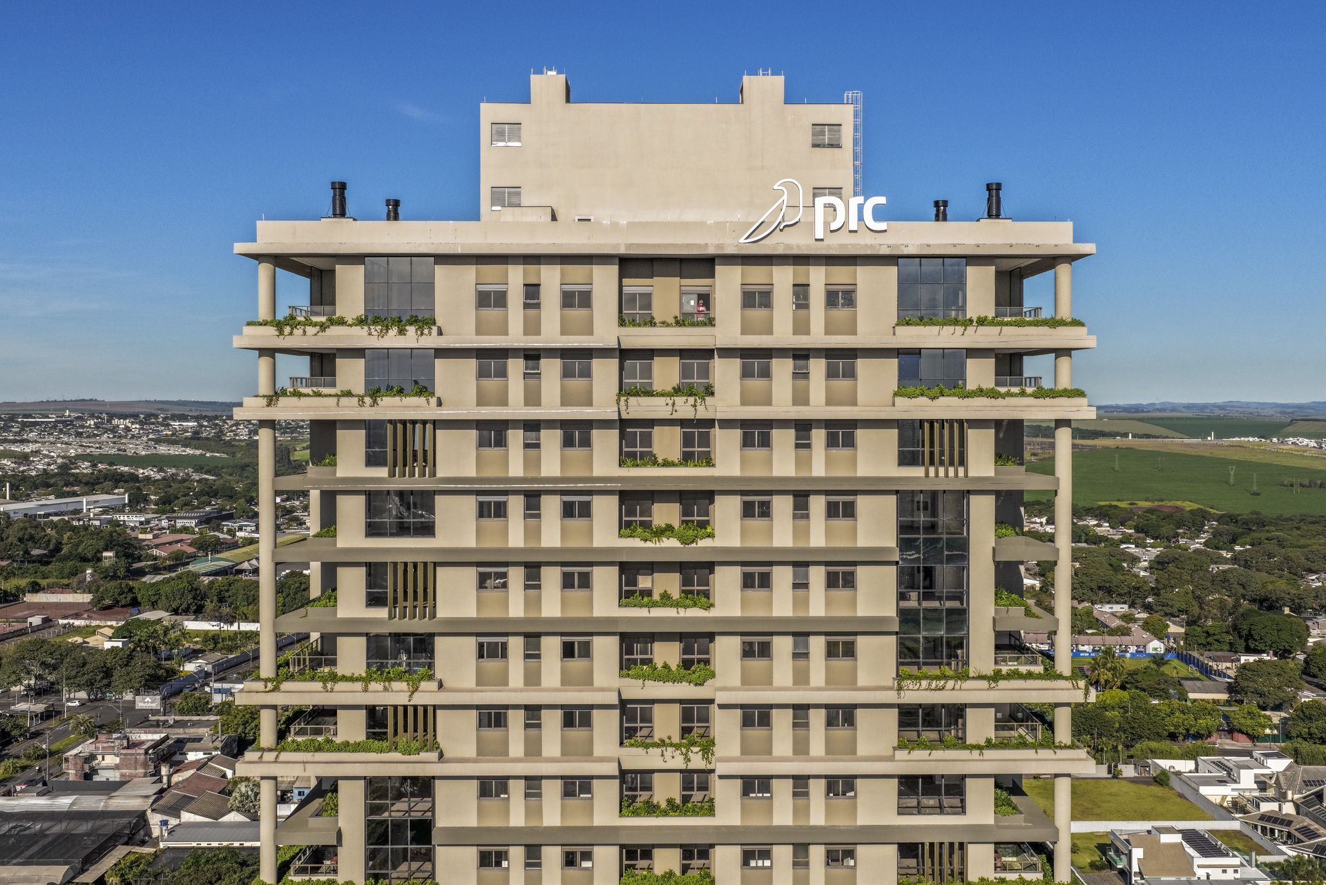 Com jardins suspensos e paredes vivas, PRC entrega Nest 635 em Maringá