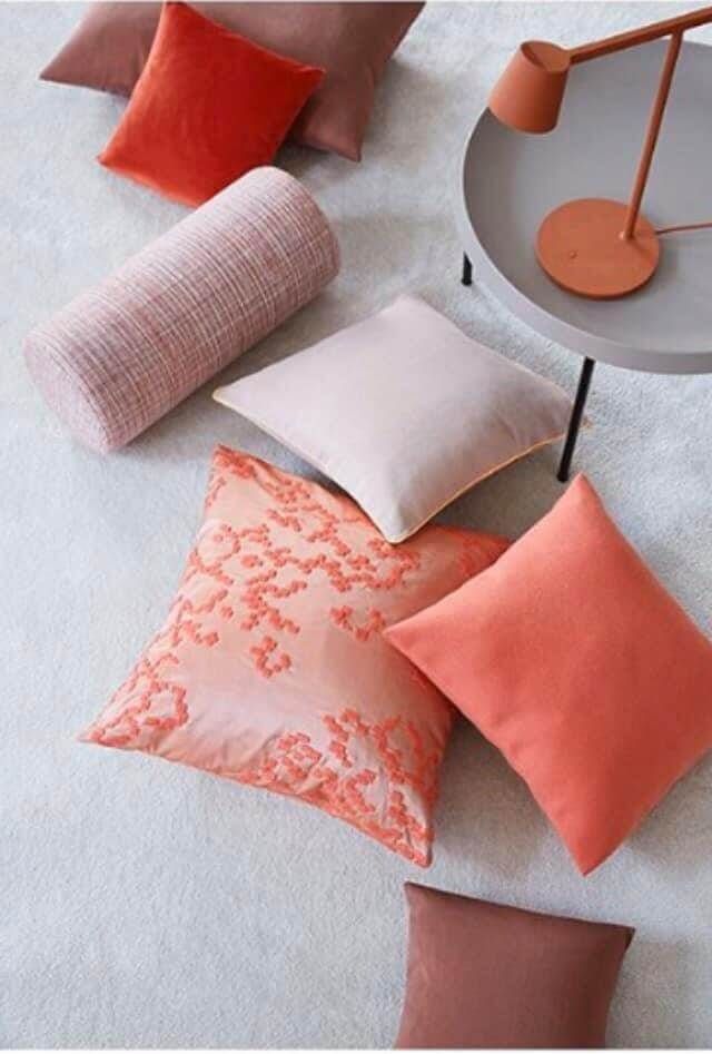 Un tavolo con una lampada e un mucchio di cuscini sopra