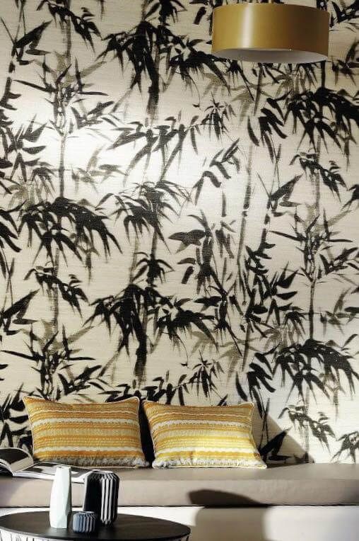 Un soggiorno con divano e cuscini e carta da parati in bambù