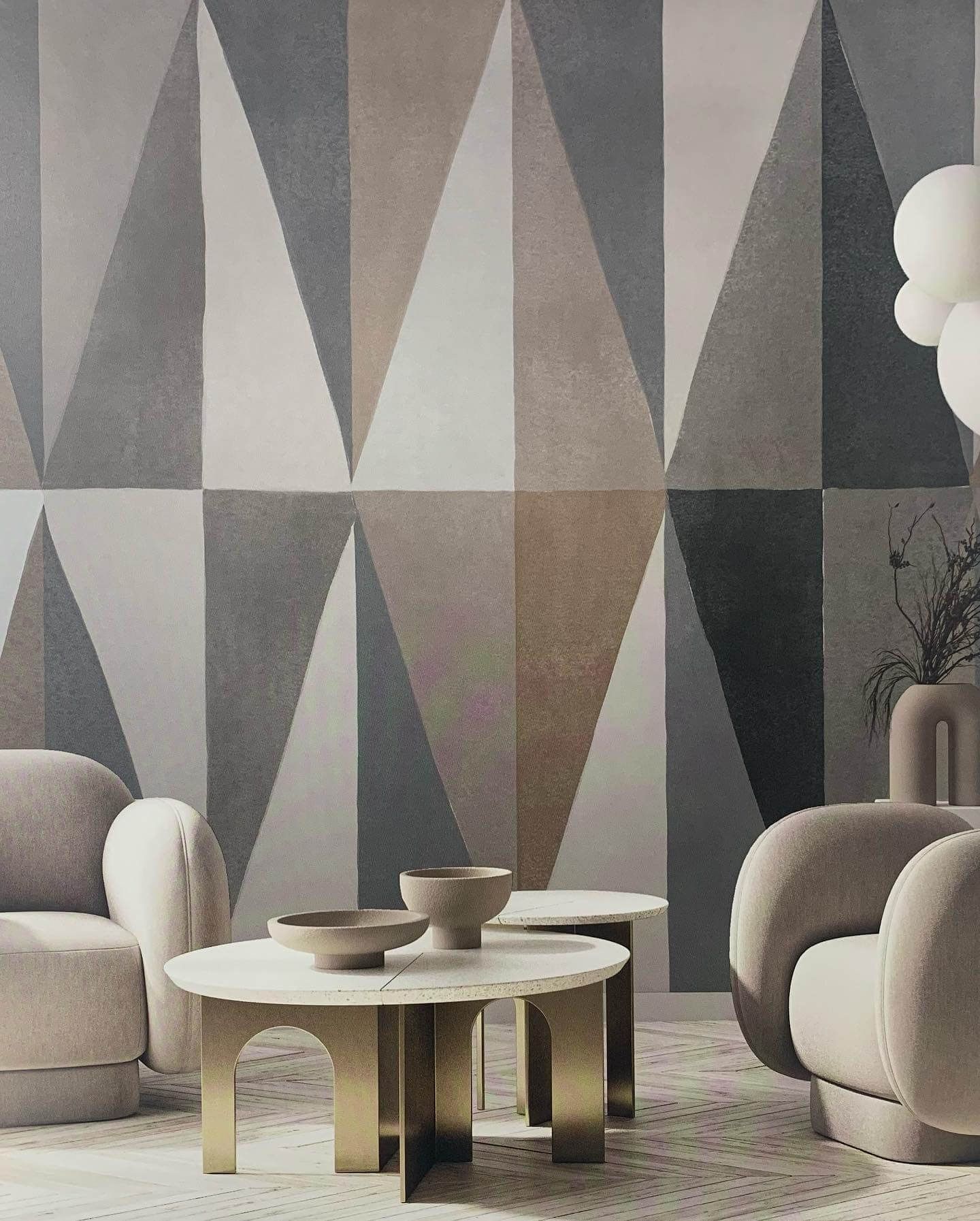 Un soggiorno con carta da parati geometrica, tavolo e sedie