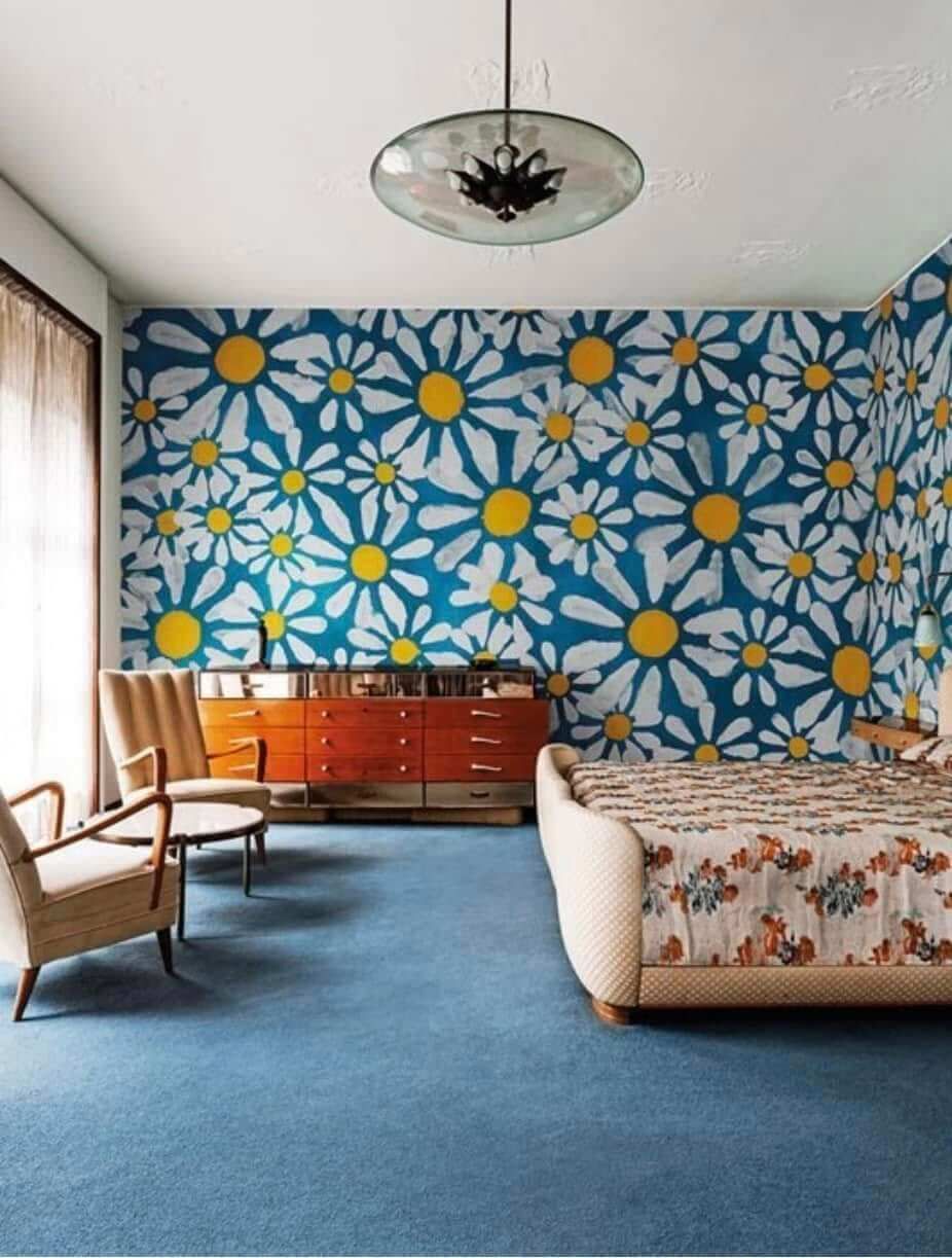 Una camera da letto con un grande murale di margherite sul muro