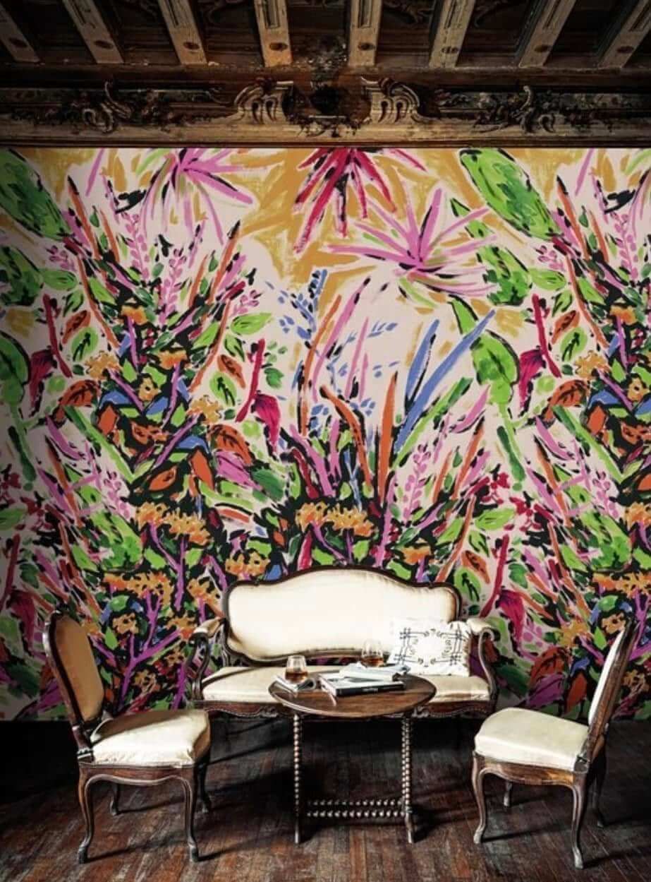 Un soggiorno con un dipinto colorato sul muro