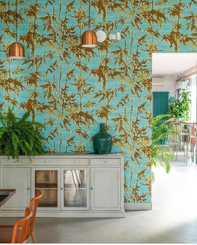 Una stanza con una parete blu e un mobile bianco