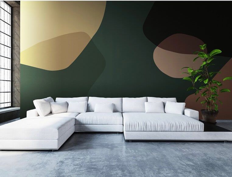 Un soggiorno con un divano bianco e una parete verde.