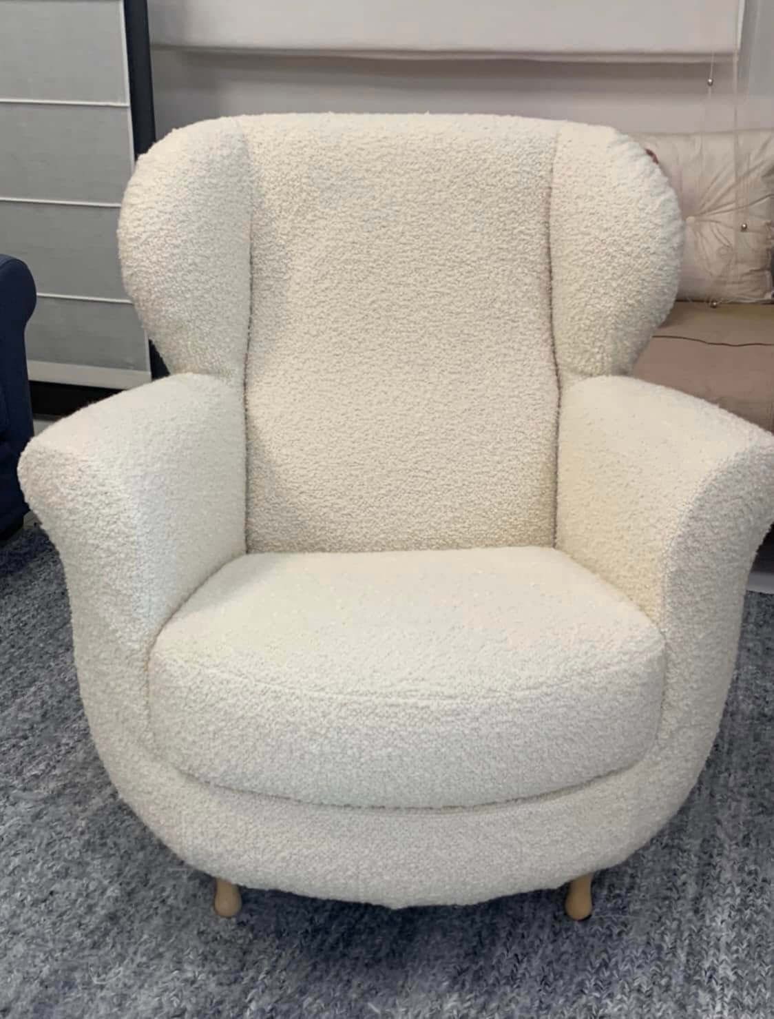 Una sedia bianca è appoggiata su un tappeto in una stanza.