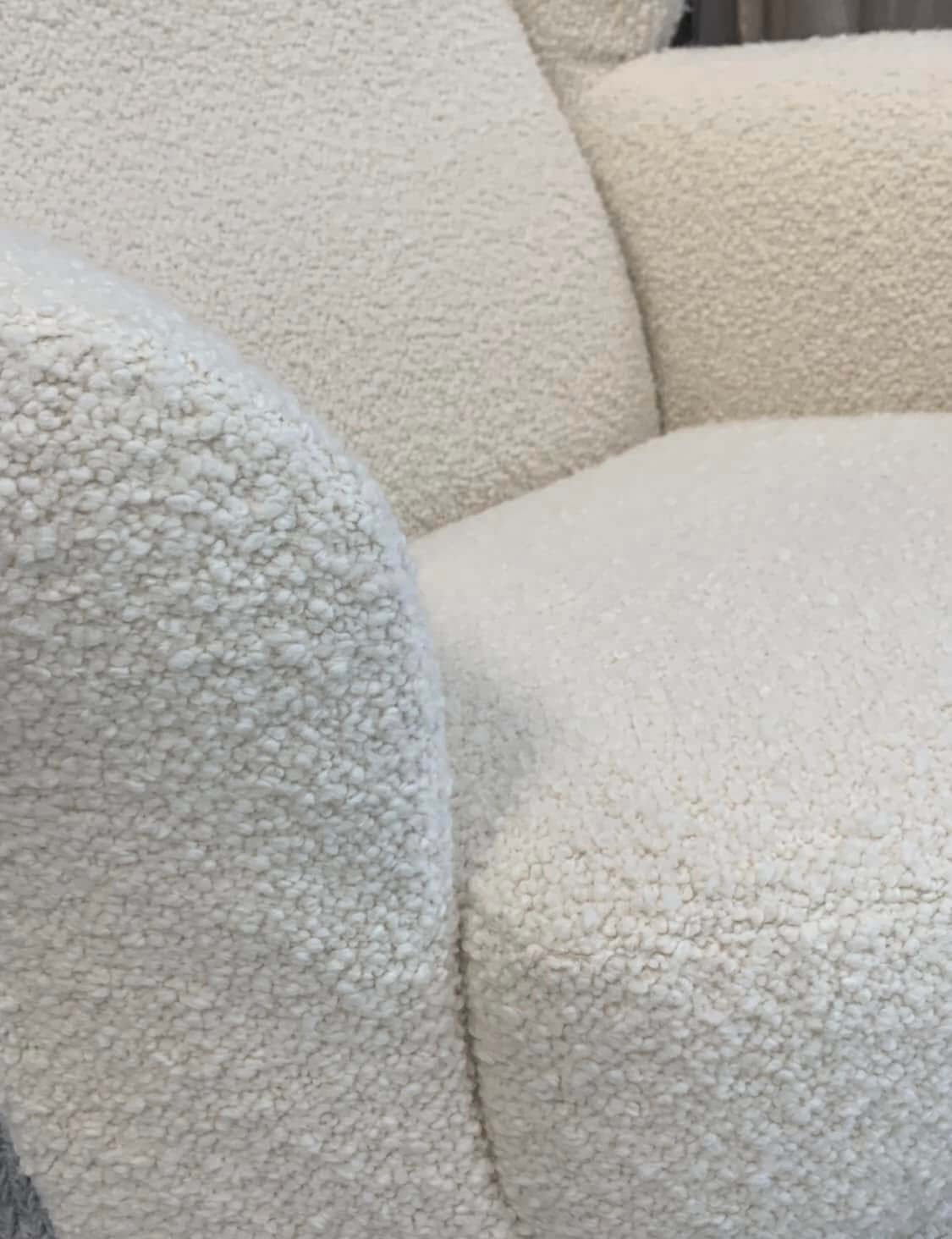 Un primo piano di una sedia bianca con un cuscino soffice.