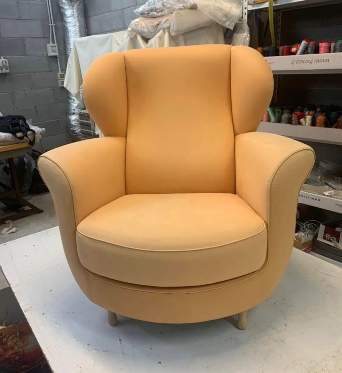 Una sedia gialla è appoggiata su un tavolo bianco in una stanza.