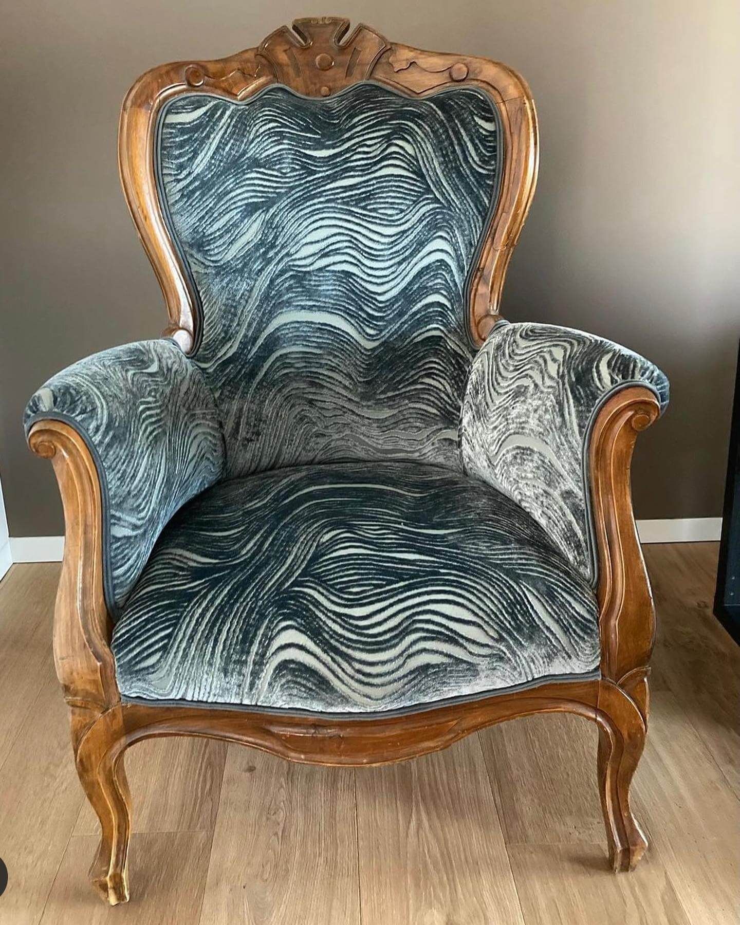 Una sedia è appoggiata sul pavimento di legno in una stanza.