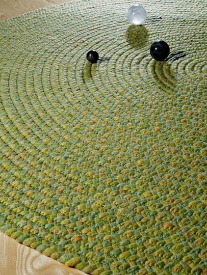 Due palline sono appoggiate su un tappeto verde.