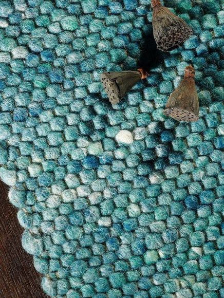 Un primo piano di un tappeto blu con un uccello sopra.