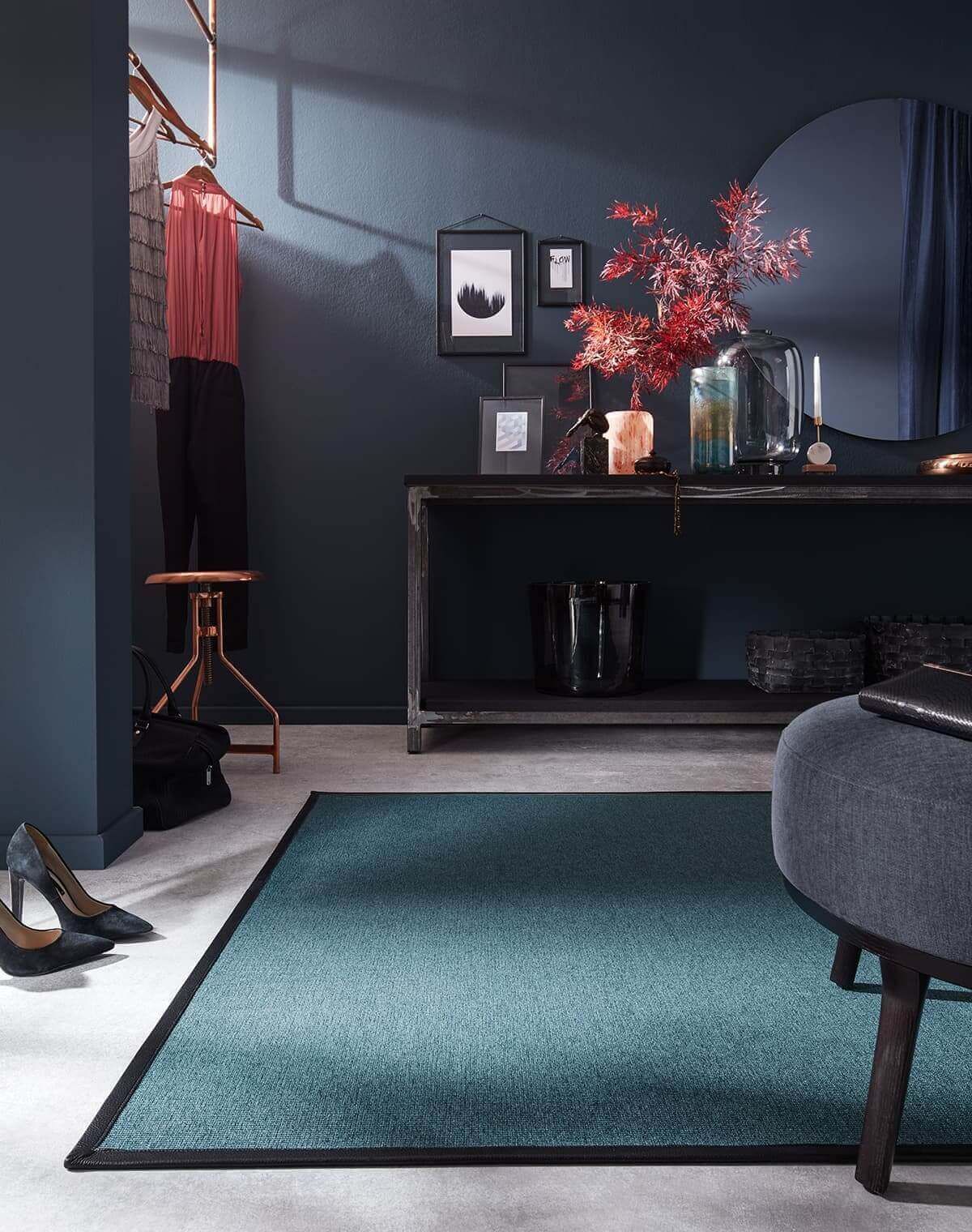 Un soggiorno con un tappeto blu sul pavimento