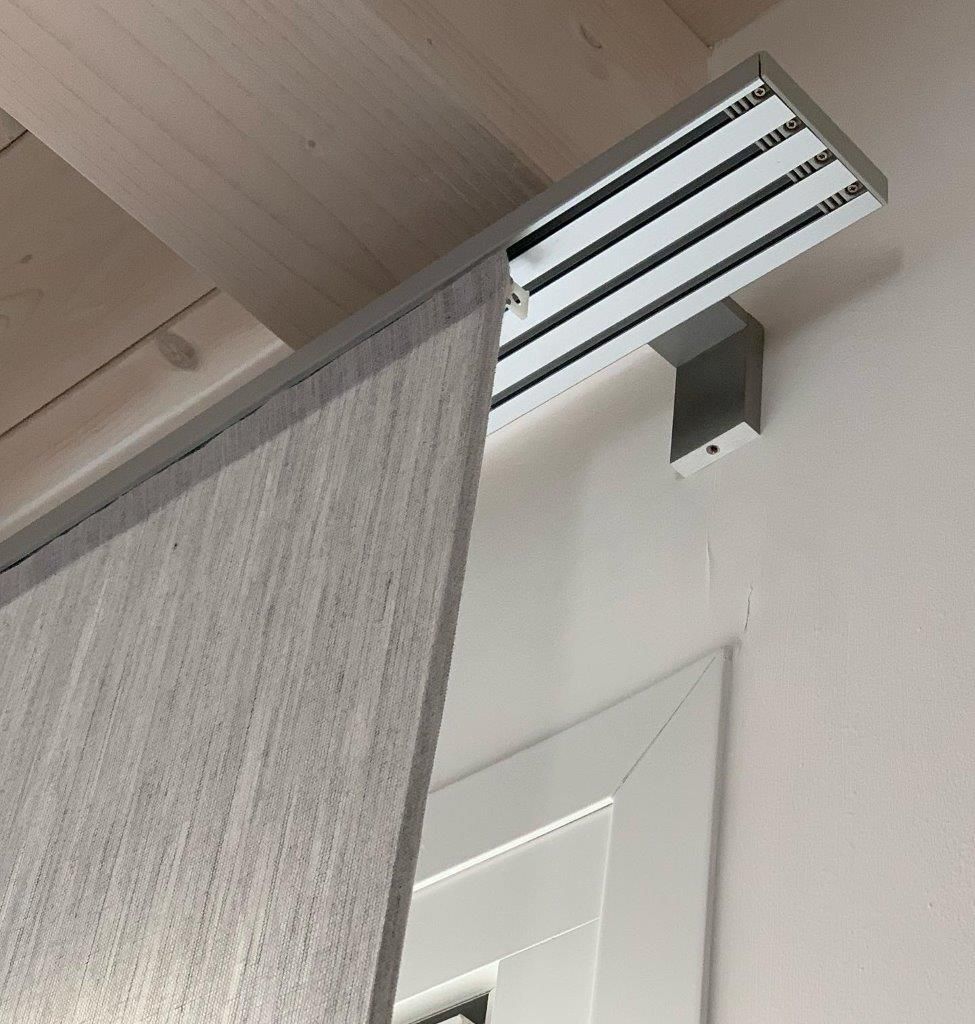 Un primo piano di una tenda appesa a una parete