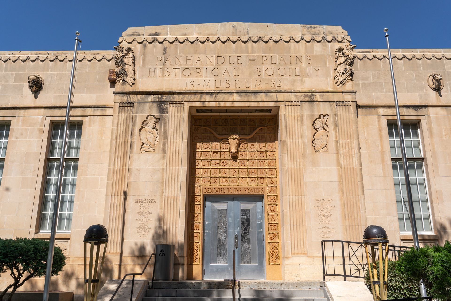 The front of a building with a sign on it that says ' philadelphia public library '