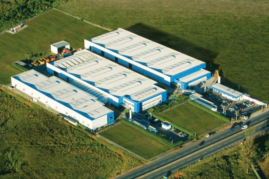 Uma vista aérea de uma fábrica com muitos edifícios azuis e brancos