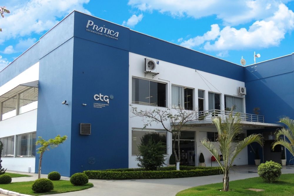 Um grande edifício azul e branco com muitas janelas