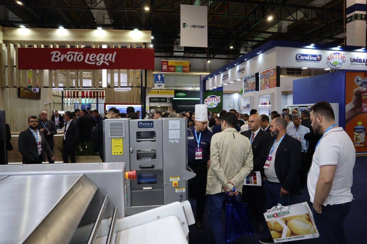 Um grupo de pessoas está em frente a uma placa que diz brolio legal