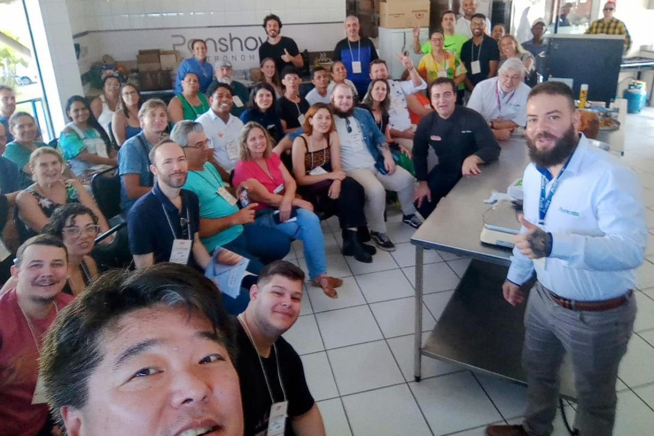 Um homem está parado na frente de um grupo de pessoas