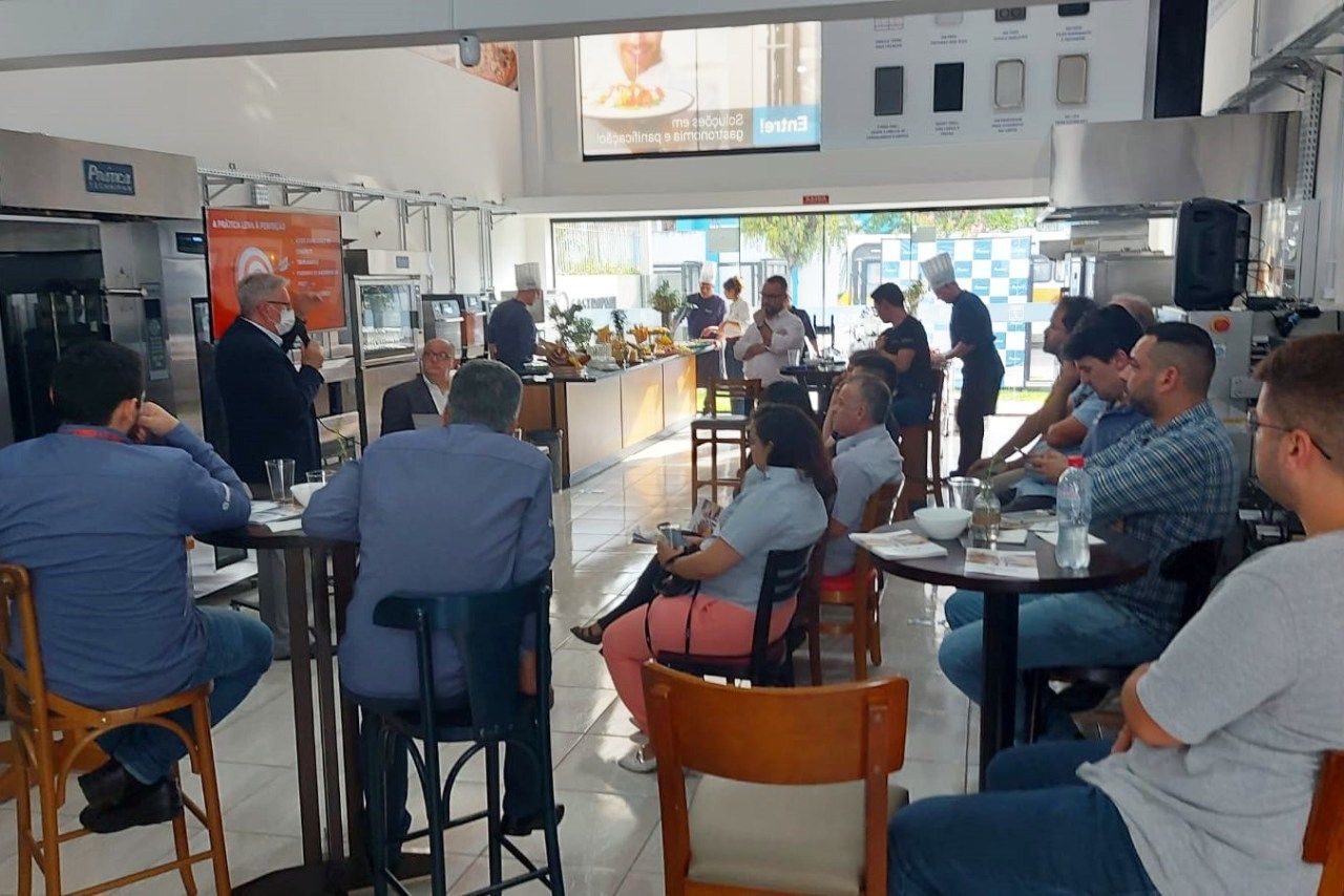 Um grupo de pessoas está sentado em mesas em um restaurante.