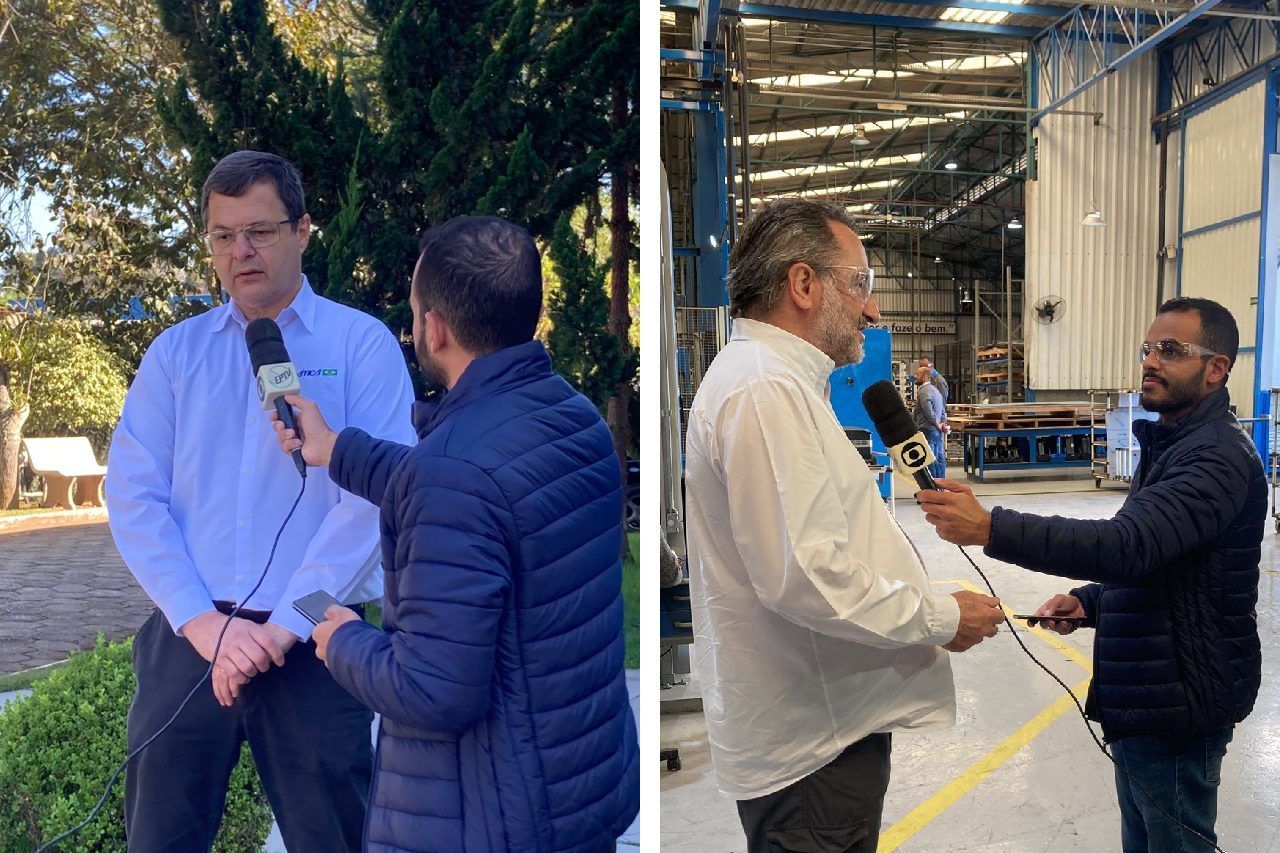 Um homem está sendo entrevistado por outro homem enquanto segura um microfone.