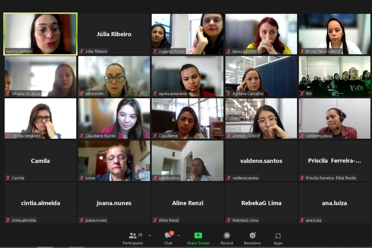 Um grupo de mulheres está tendo uma videochamada na tela do computador.