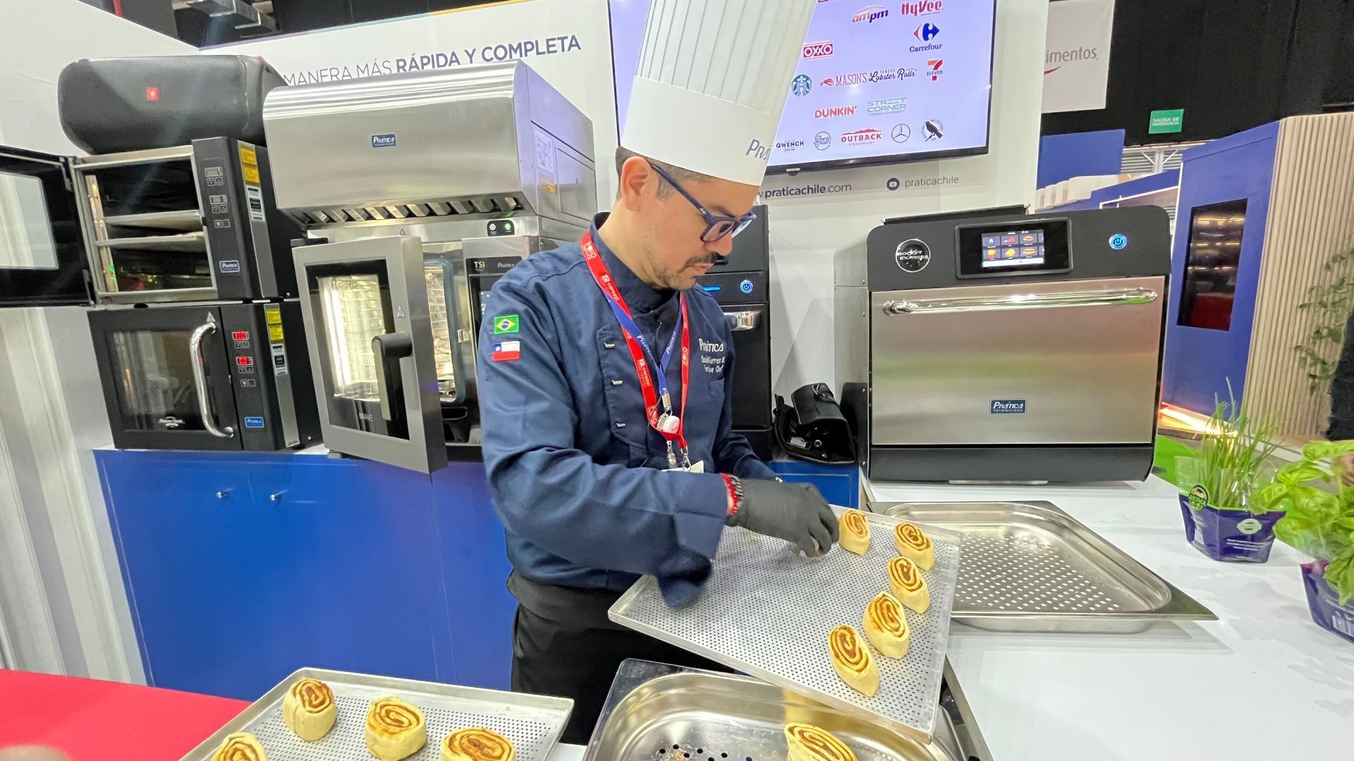 Chef colocando doces em uma bandeja em uma cozinha comercial.