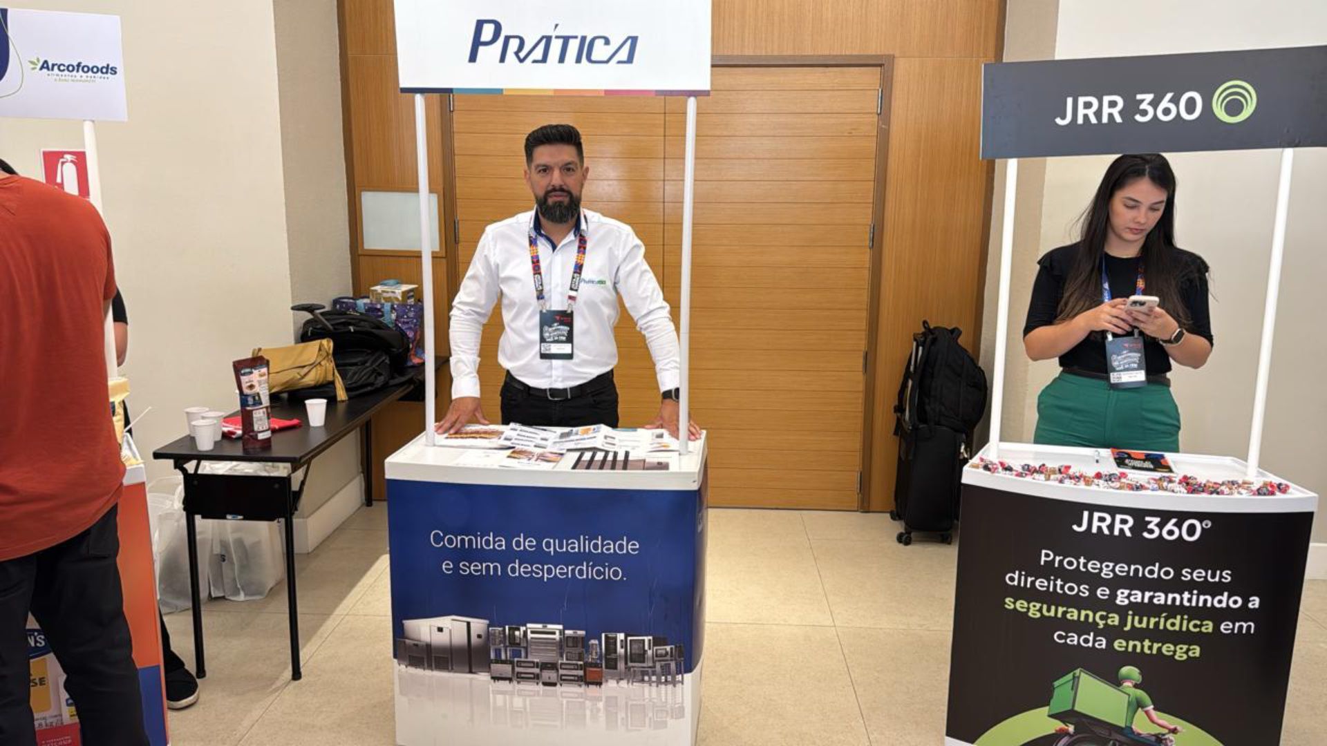 Um grupo de homens está posando para uma foto em frente a uma placa de agradecimento.