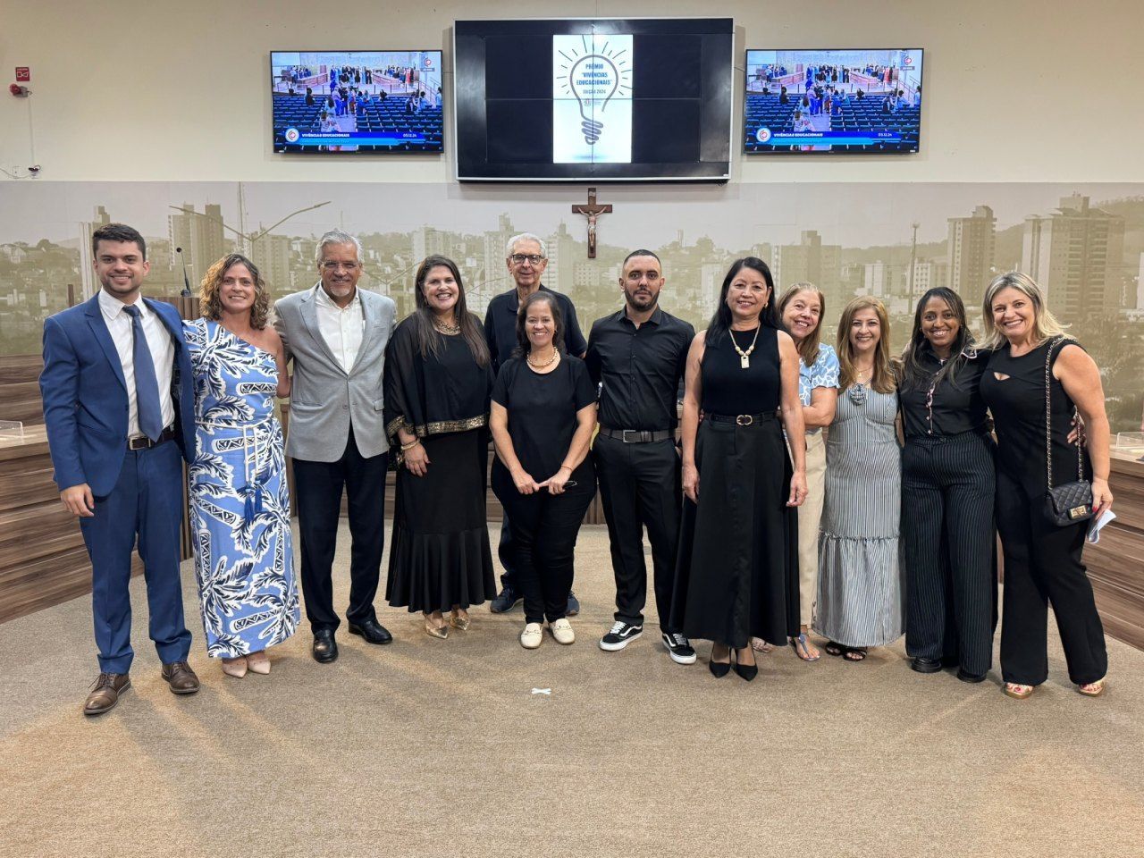 Um grupo de pessoas está posando para uma foto em uma sala.
