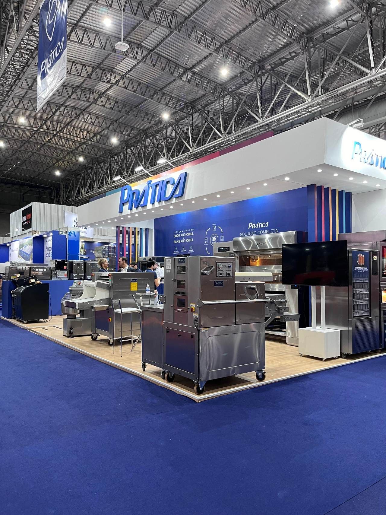 Uma sala grande com muitos eletrodomésticos de aço inoxidável em exposição.