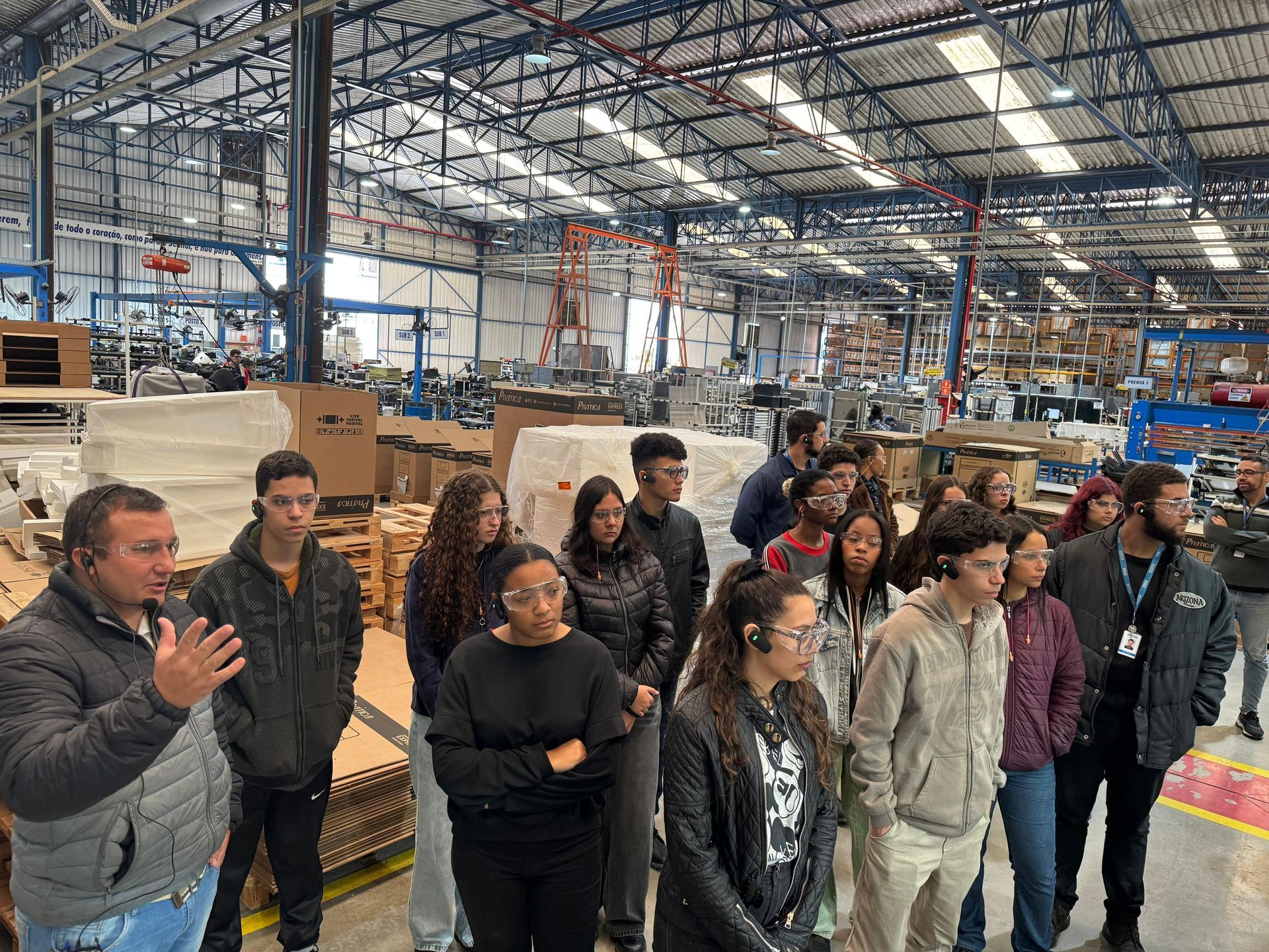 Um grupo de pessoas está em um grande armazém.