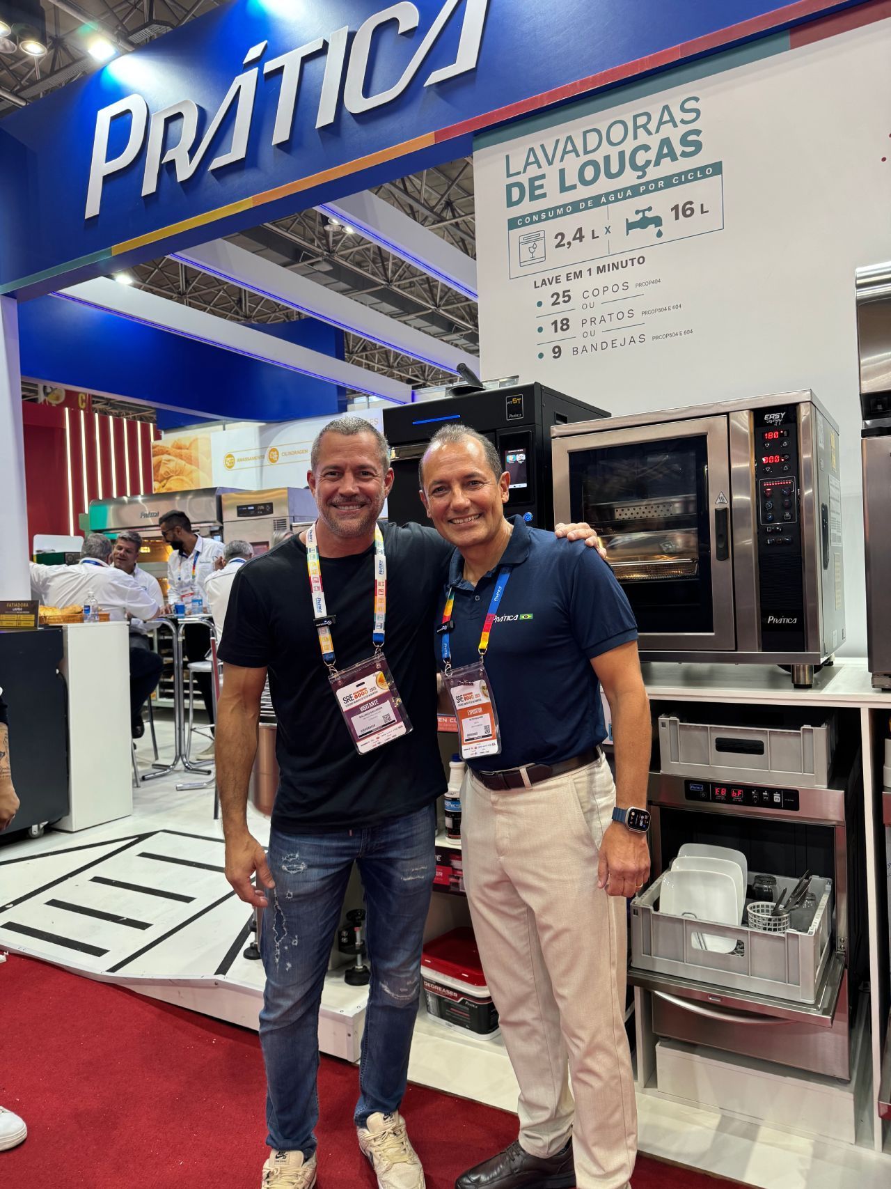 Dois homens estão parados um ao lado do outro em frente a uma placa que diz pratica.